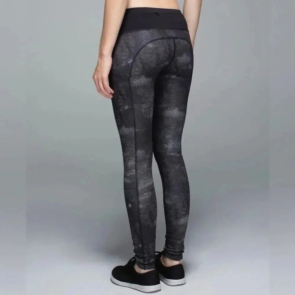 Lululemon sz 2 Speed Tight II *Full-On Luxtreme
Sequin Snake Slate Black / Black - Picture 9 of 16